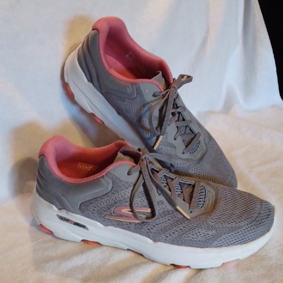 Skechers Shoes - Skechers Women's Athletic Shoes in Gray and Pink Go Run Size 10